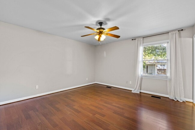 Building Photo - Gorgeous 3 Bedroom Ranch in North Raleigh, updated, pet friendly, fenced-in yard!