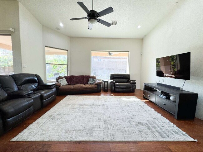 Building Photo - "Charming 3-Bedroom with 2 Full Bathroom  Pool Home in The Terraces!"