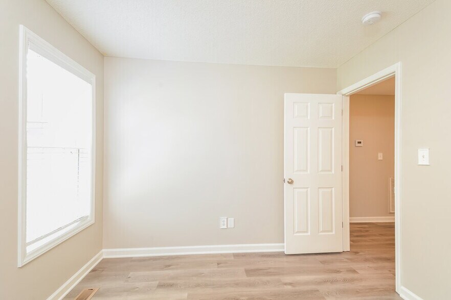 Building Photo - 1256 Grovewood Dr