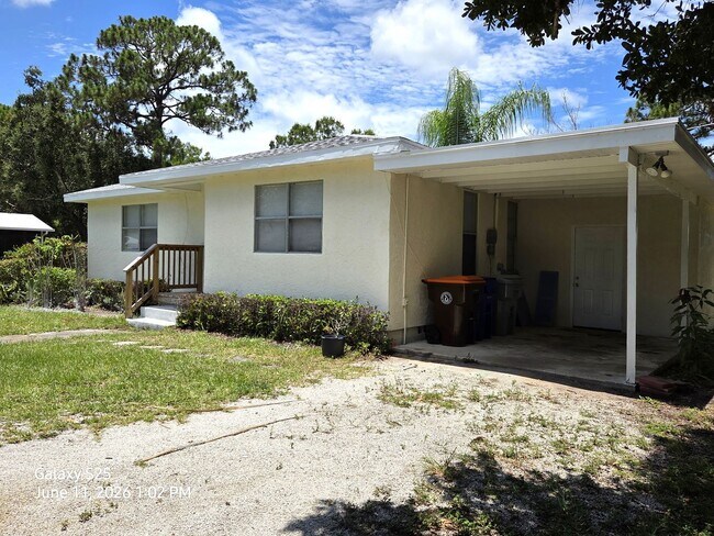 Building Photo - Cute Single Family Home~Carport~Fenced Yard