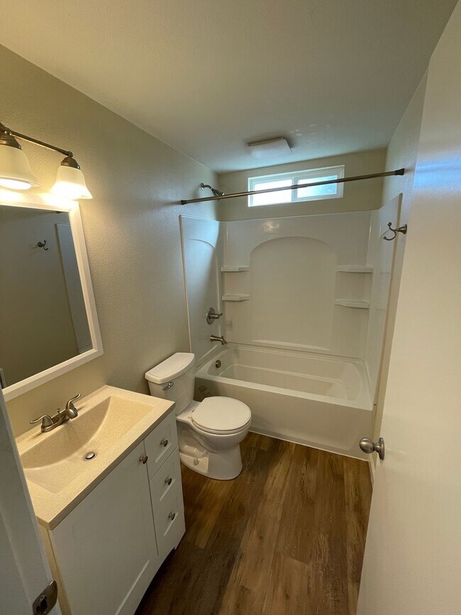Building Photo - 2 Bedrooms, 2 FULL baths one block from WOU!