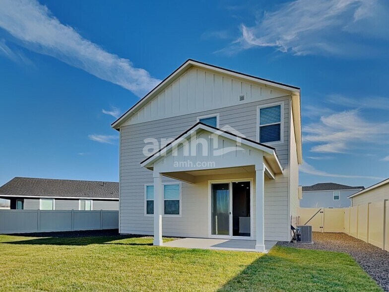 Building Photo - 1551 N Barkvine Ave