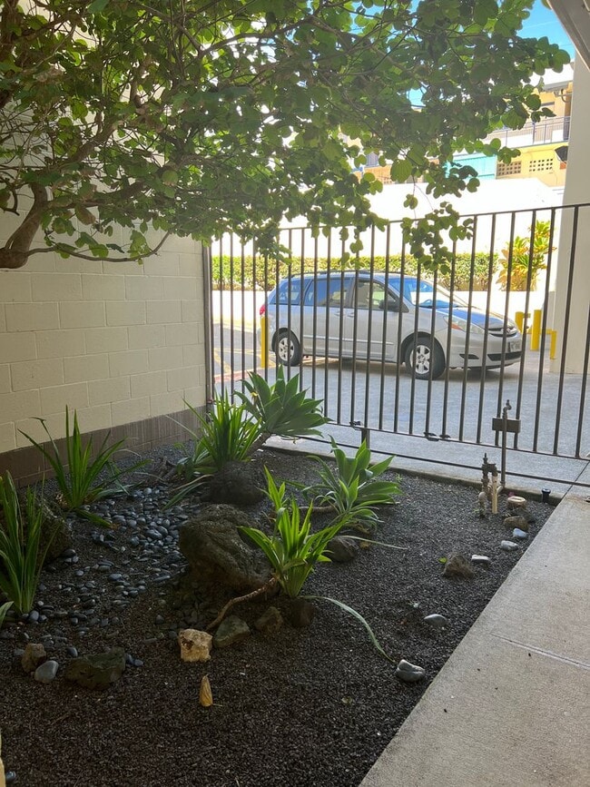 Building Photo - Charming 1/1/1 Ground Floor Unit with Lanai & Yard