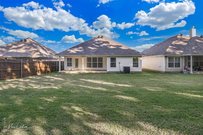 Building Photo - "Charming 3-Bedroom Oasis with Granite Ele...