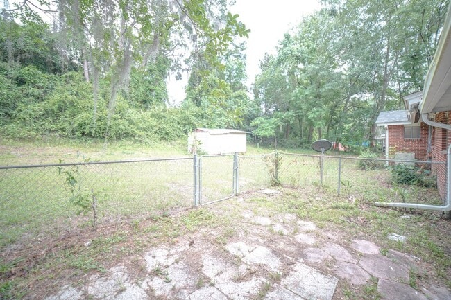 Building Photo - 3 Bed / 2 Bath Brick Home With Yard In Town