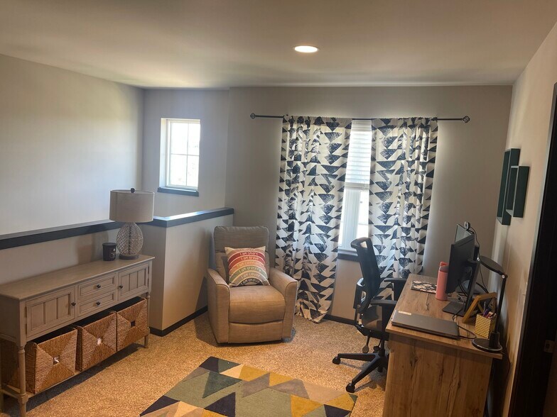 Building Photo - 5370 Little Bluestem Dr