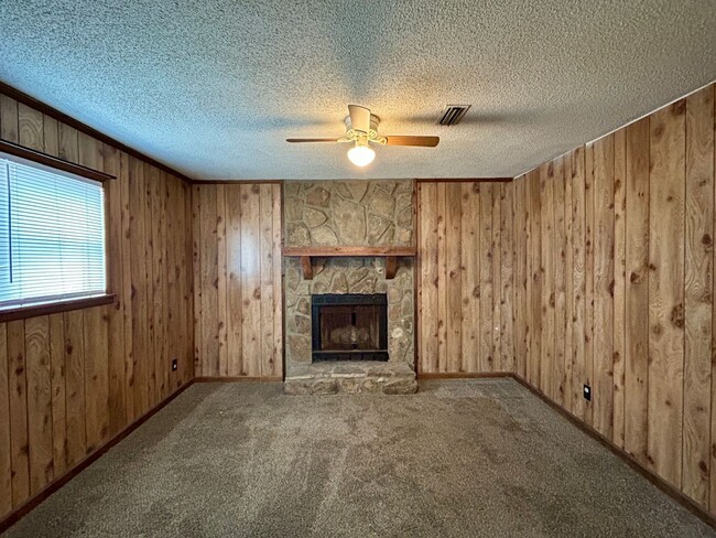 Building Photo - 1 Robin Ct