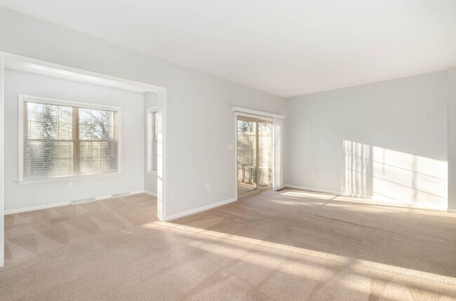 Building Photo - *UPCOMING* 3 Bedroom 2.5 Bath Town-Home Lo...