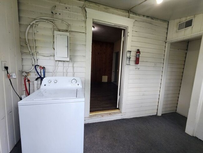Building Photo - 2 Bedroom House in Clinton, In