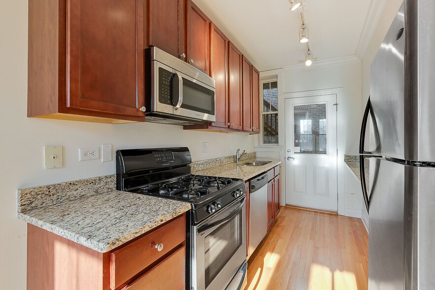 Building Photo - 4868 N Hermitage Ave