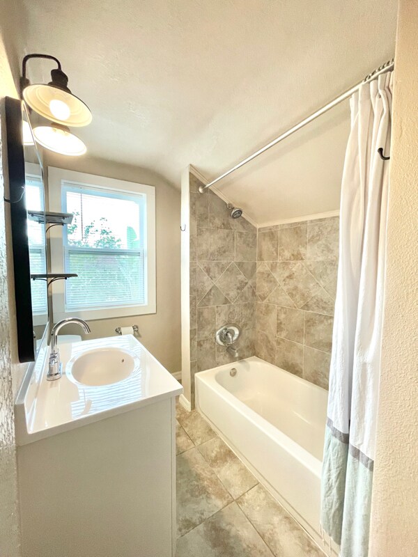 Building Photo - 7700 Boca Ciega Dr