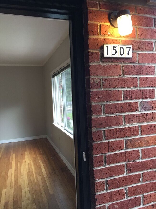 Building Photo - 1bed w/hardwoods, extra storage onsite, co...