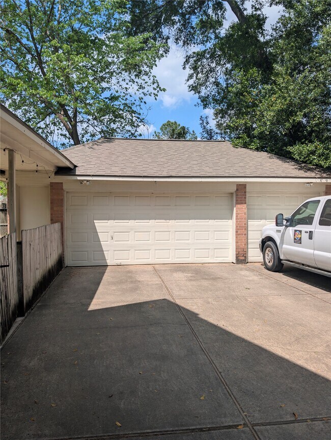 Building Photo - 130 Songful Woods Pl