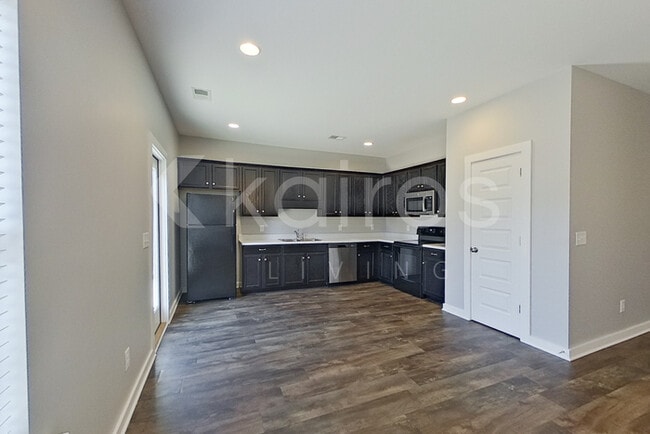 Building Photo - 204 White Oak Cir