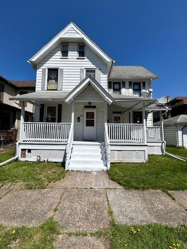 Building Photo - 1408 St James Pl