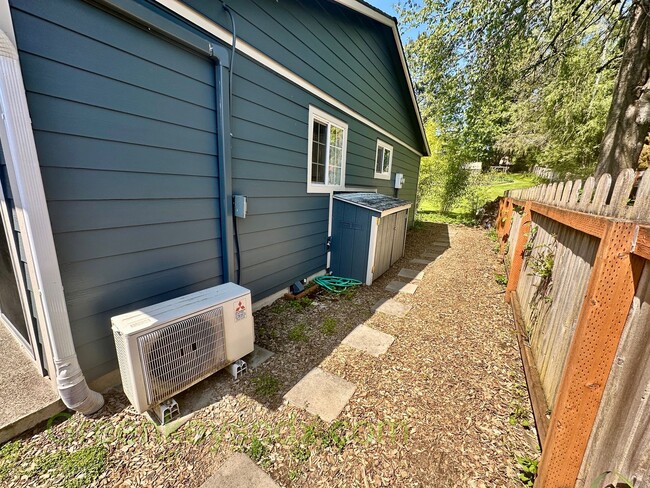 Building Photo - Awesome 2-Bedroom Condo Near Multnomah Vil...