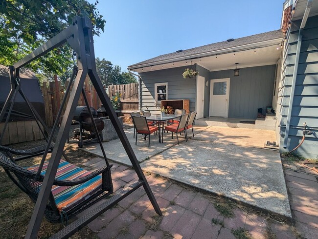 Building Photo - Fabulous 4 Bedroom 2 Bath House with Big F...