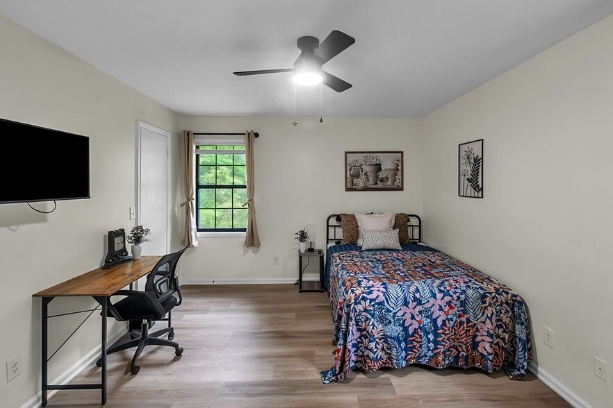 Building Photo - 1812 Wiggins Cir SW