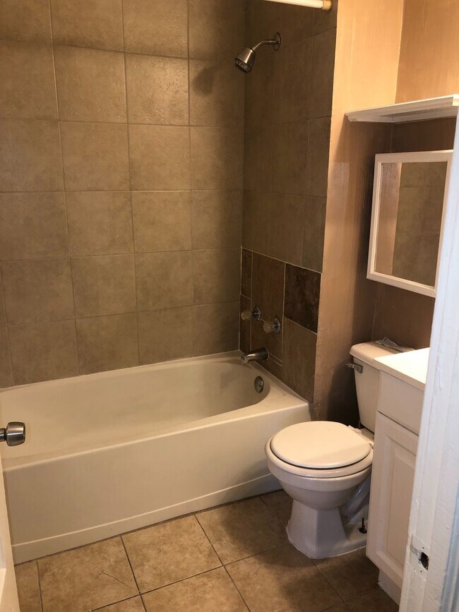 Building Photo - One bedroom apartment west side of Saint Paul