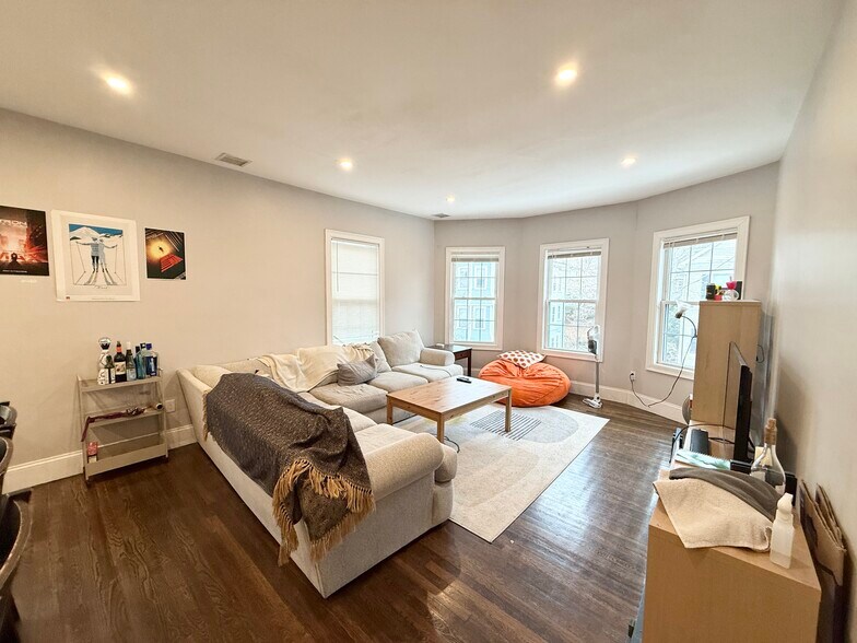 Building Photo - 91 Hillside St