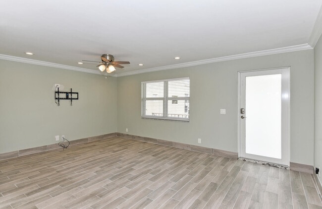 Building Photo - 864 Normandy R