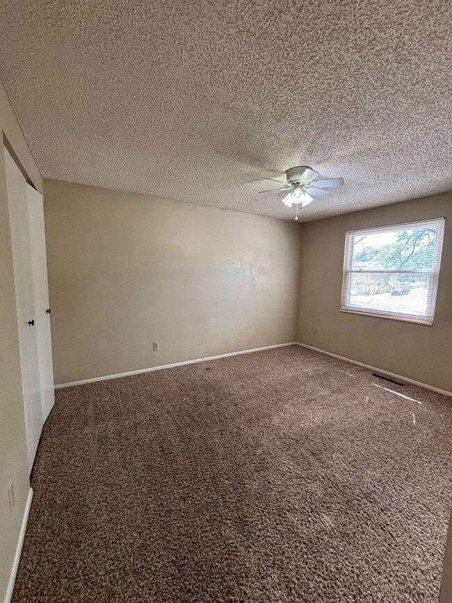Building Photo - 3 bed, 1.5 bath - Available Now! MileStone...