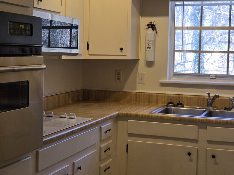 Kitchen - 2116 Montreat Ln