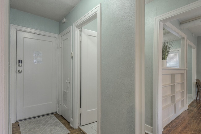 Building Photo - 722 W 37th St
