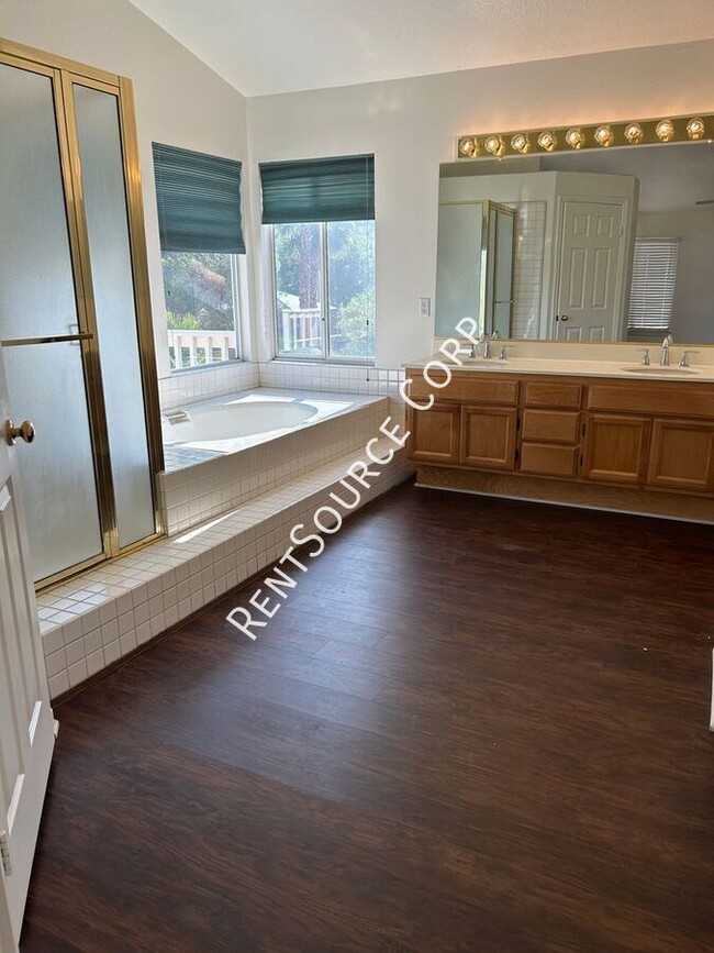 Building Photo - 3210 Lantana Ct