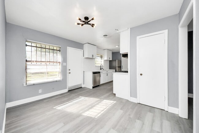 Building Photo - 5606 Elmlawn Dr