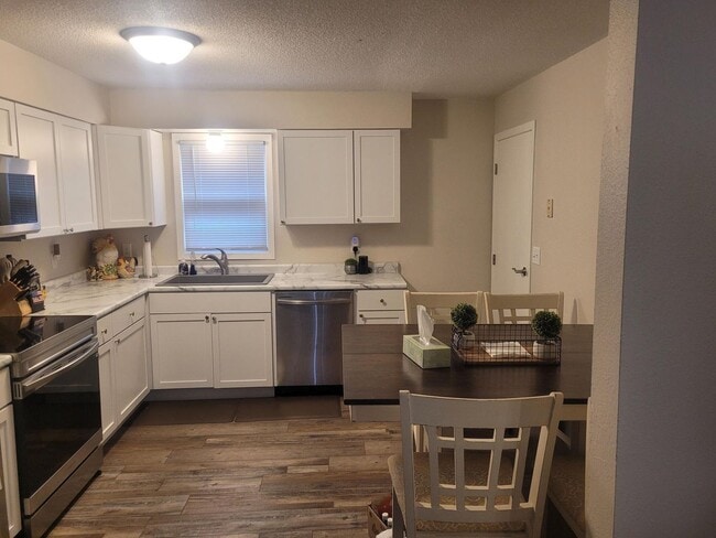 Building Photo - 3 bedroom in Quiet Neighborhood