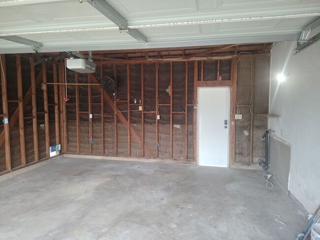 Building Photo - 3 Bedroom 1 Bathroom Home in Benton Park Available!