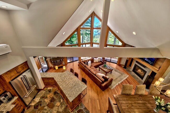 Building Photo - Gorgeous Lakeview! Pet Friendly w a Garage & AC!