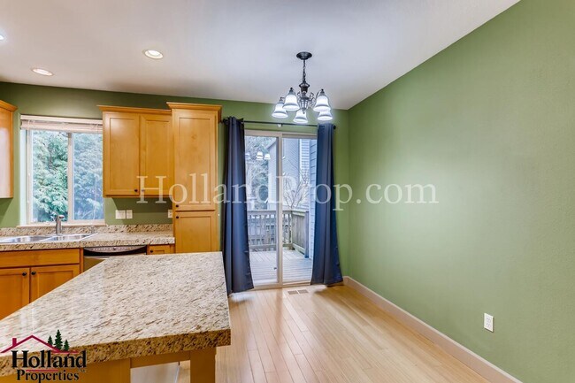 Building Photo - Pet free 3 bedroom Home with natural light...