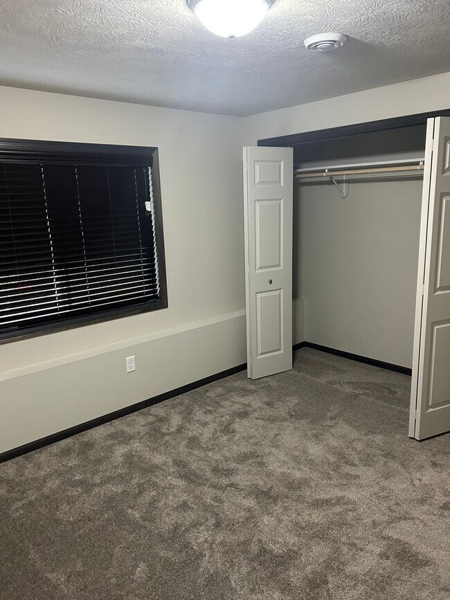 Building Photo - 4 bed 3 bath Townhome For Rent!