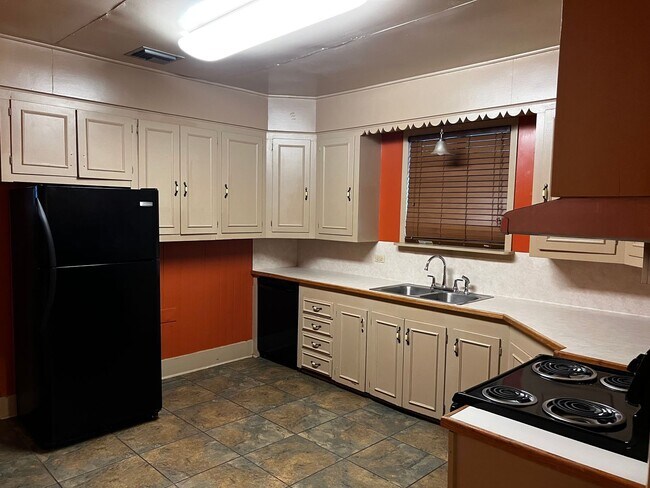 Building Photo - Four Bedroom, Two Bathroom , House Near UL , with Lawncare MOVE IN SPECIAL!!!!