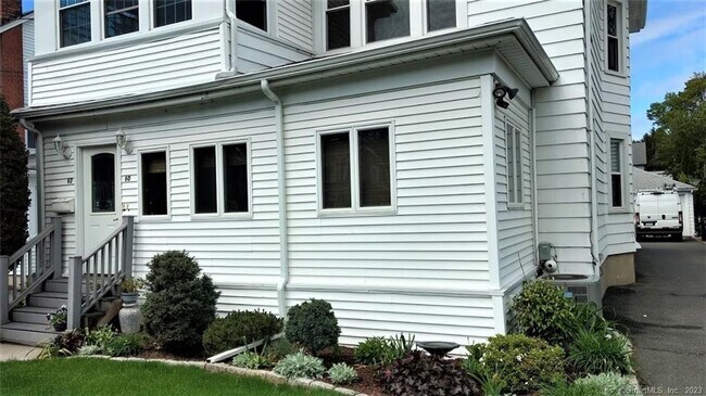 Building Photo - 60 Woodmere Rd