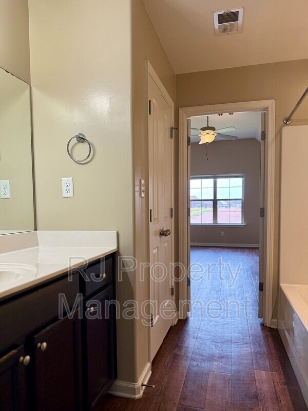 Building Photo - 5520 Kaitlyn Dr E