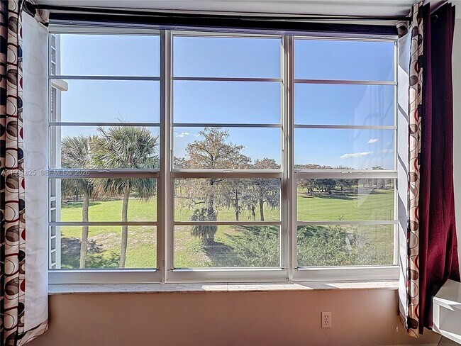 Building Photo - 605 Oaks Dr