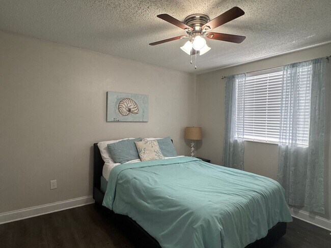 Building Photo - Fully Renovated 2 Bed / 1 Bath Apartment! ...