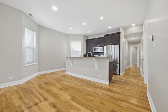 Building Photo - 4742 N Sawyer Ave