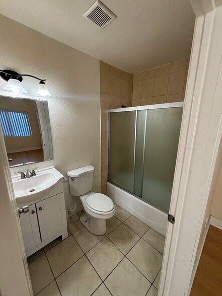 Building Photo - 1214 1/2 W 90th Pl