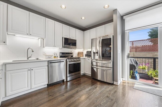 Building Photo - 1713 W Diversey Pkwy