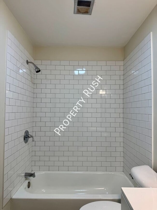 Building Photo - 1820 Tunnel Blvd