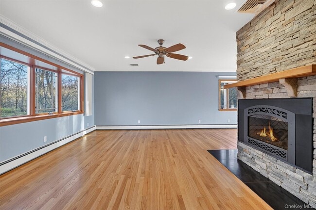 Building Photo - 350 Spring St