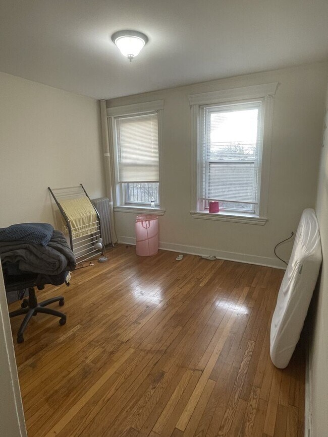 Building Photo - 2BR 1Bth unit. Heat/Hot Water included. Great location!