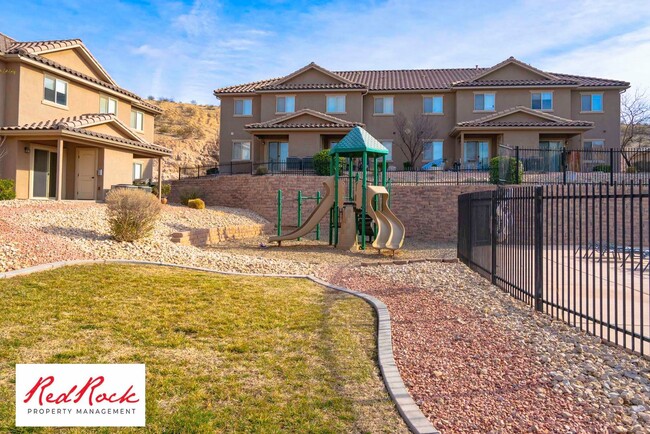 Building Photo - Beautiful 3 bedroom, 2.5 bathroom Townhome...