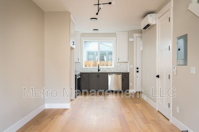 Building Photo - 3184 SE 62nd Ave
