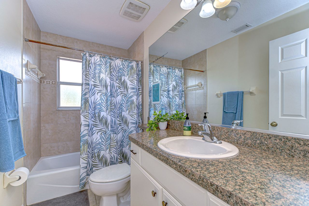guest bathroom has a shower/tub combo - 5114 33rd St E