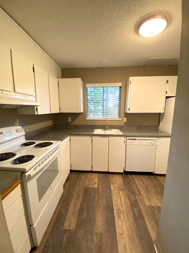 Building Photo - Large, Updated 2 Bedroom, 1.5 bath Townouse in Lovely Multnomah Village
